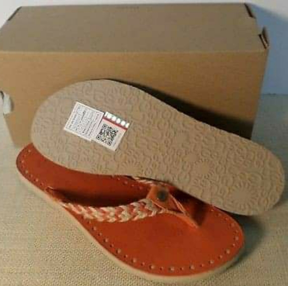 UGG ❣ Stylish Leather Sandals in aChic Dark Coral! - Picture 3 of 4